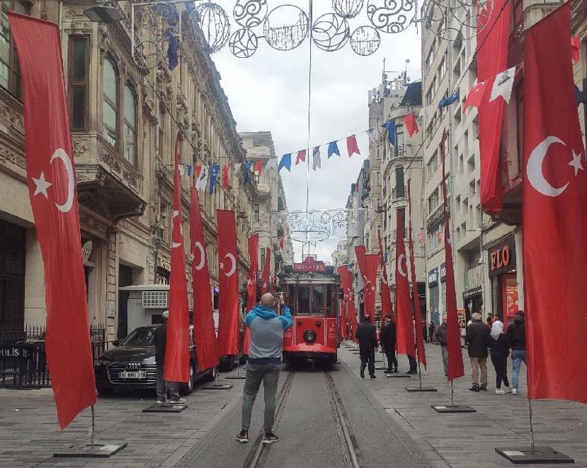 İstiklal Caddesi Türk bayraklarıyla donatıldı