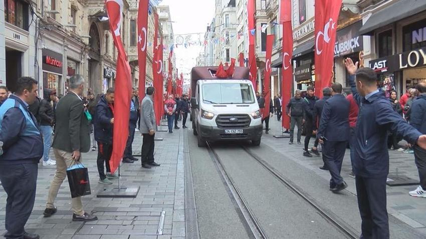 İstiklal Caddesi Türk bayraklarıyla donatıldı