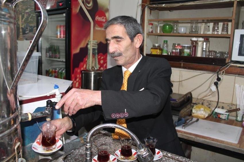 Bu çayevi diğerlerine benzemiyor! Siyaset konuşanı anında kovuyorlar