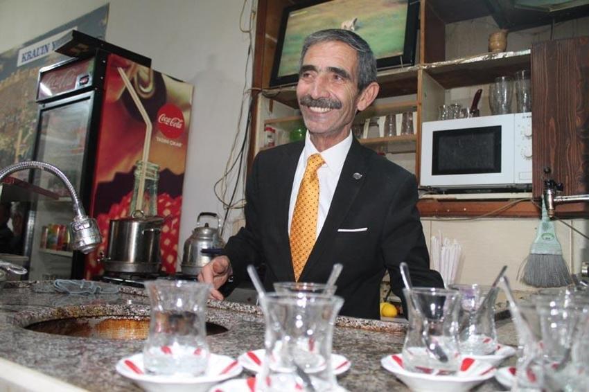 Bu çayevi diğerlerine benzemiyor! Siyaset konuşanı anında kovuyorlar
