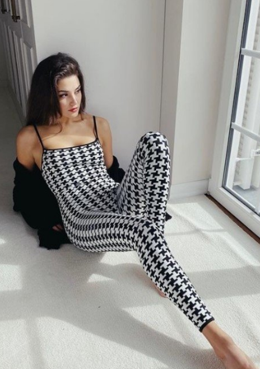 Hande Erçel son pozuyla sosyal medya salladı! "Ne yapıyorsunuz Hande Hanım'