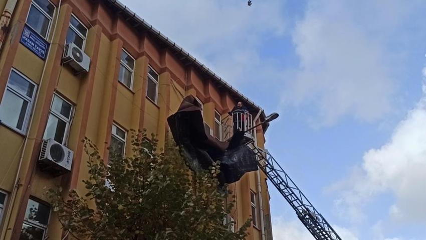 Marmara Bölgesi'nde yaşanan kuvvetli rüzgar hayatı felç etti