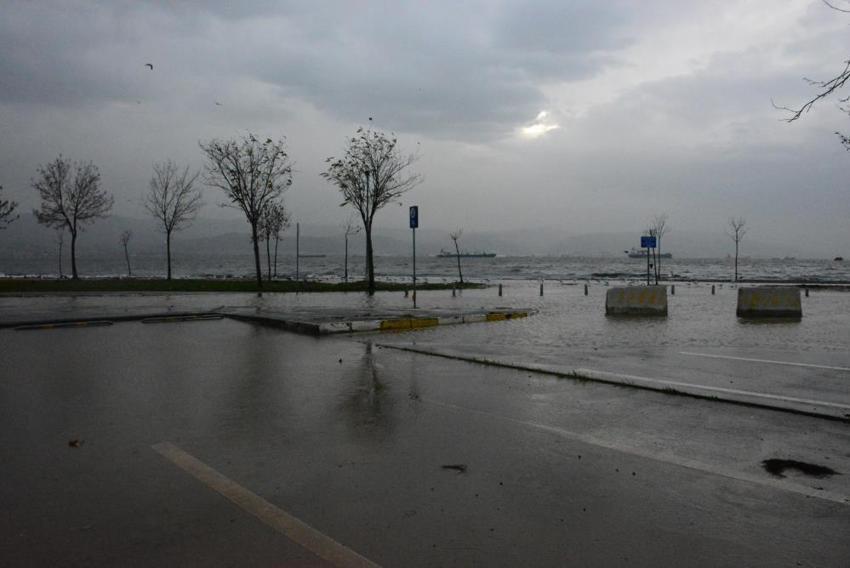 Marmara Bölgesi'nde yaşanan kuvvetli rüzgar hayatı felç etti