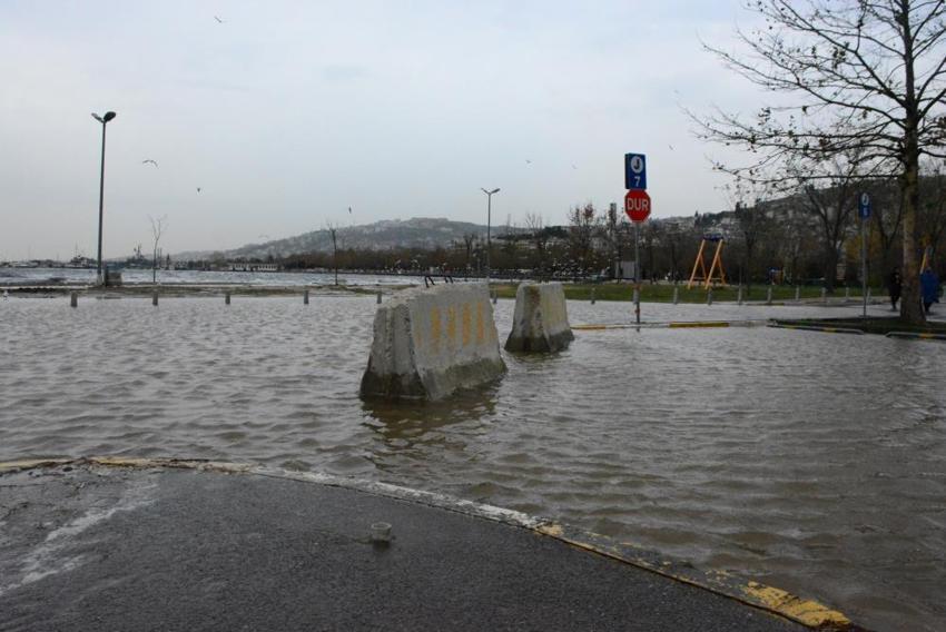 Marmara Bölgesi'nde yaşanan kuvvetli rüzgar hayatı felç etti