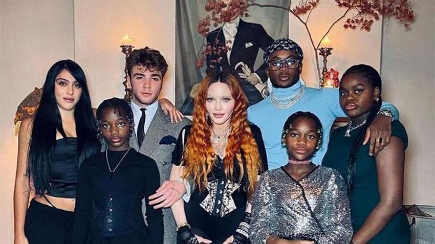 Madonna'nın aile fotoğrafı hayranlarını ikiye böldü!