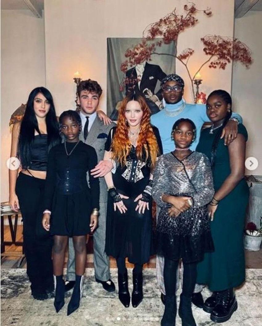 Madonna'nın aile fotoğrafı hayranlarını ikiye böldü!