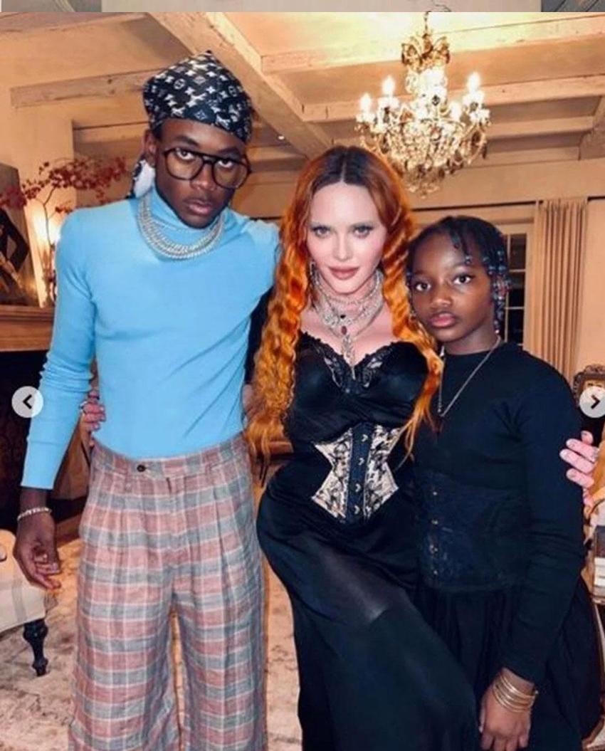 Madonna'nın aile fotoğrafı hayranlarını ikiye böldü!