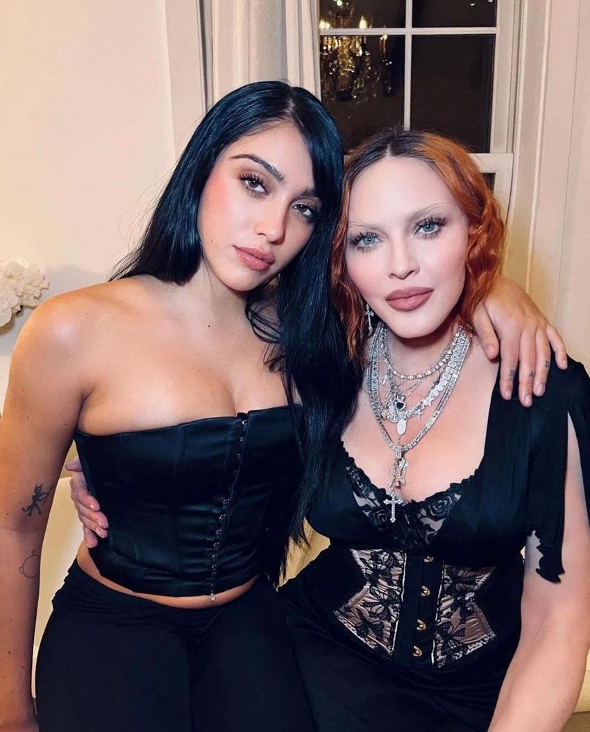 Madonna'nın aile fotoğrafı hayranlarını ikiye böldü!