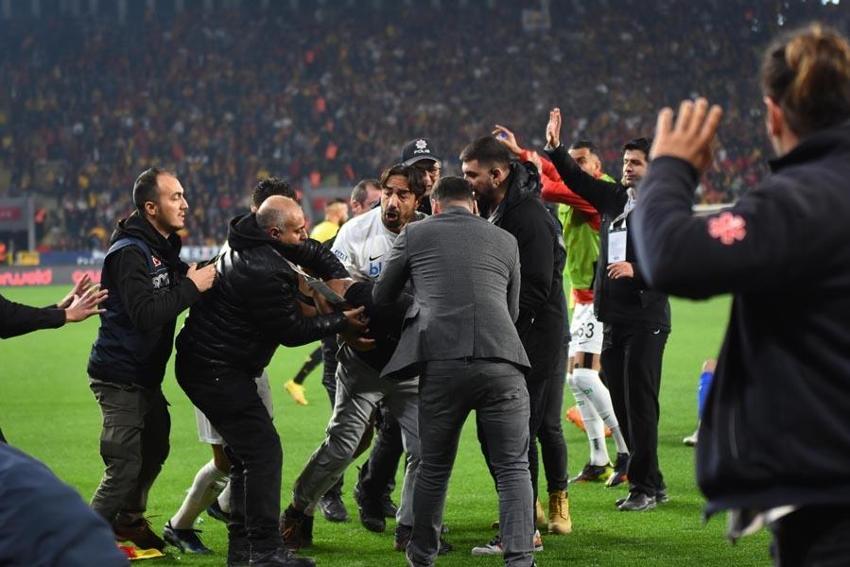 İzmir derbisi yarıda kaldı Avrupa basını 'rezalet' manşetleri attı