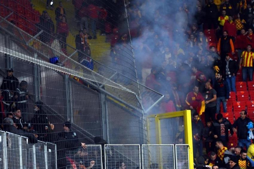 İzmir derbisi yarıda kaldı Avrupa basını 'rezalet' manşetleri attı