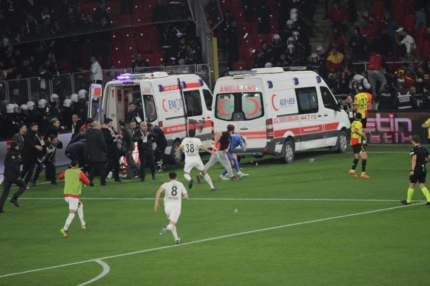 İzmir derbisi yarıda kaldı Avrupa basını 'rezalet' manşetleri attı