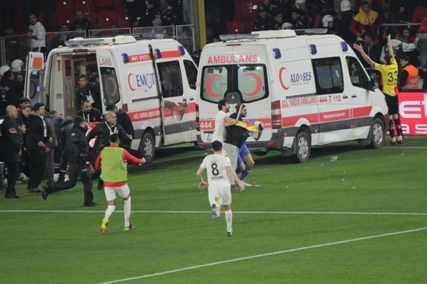 İzmir derbisi yarıda kaldı Avrupa basını 'rezalet' manşetleri attı