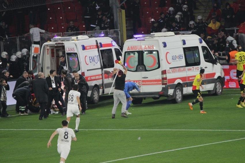 İzmir derbisi yarıda kaldı Avrupa basını 'rezalet' manşetleri attı