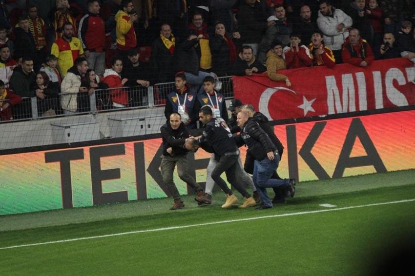 İzmir derbisi yarıda kaldı Avrupa basını 'rezalet' manşetleri attı
