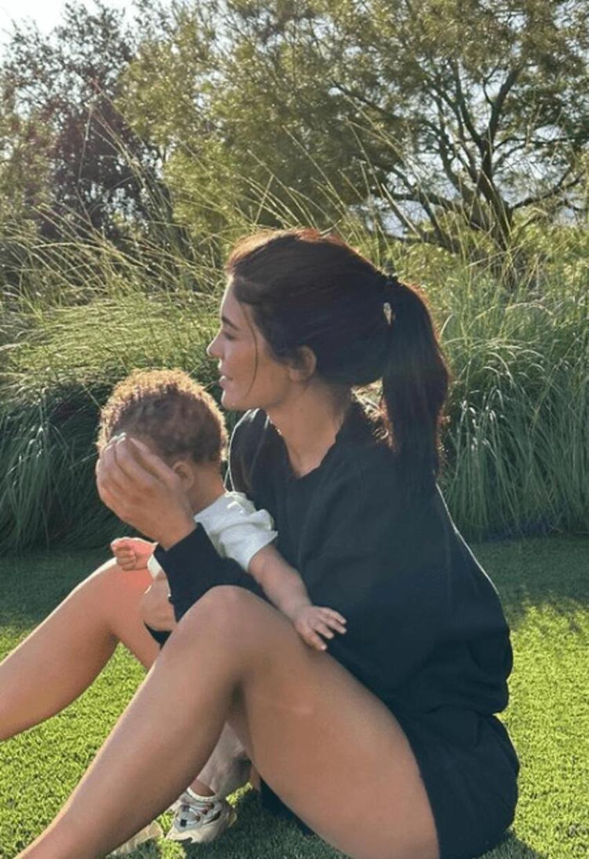 Kylie Jenner sır gibi sakladığı oğlunu paylaştı