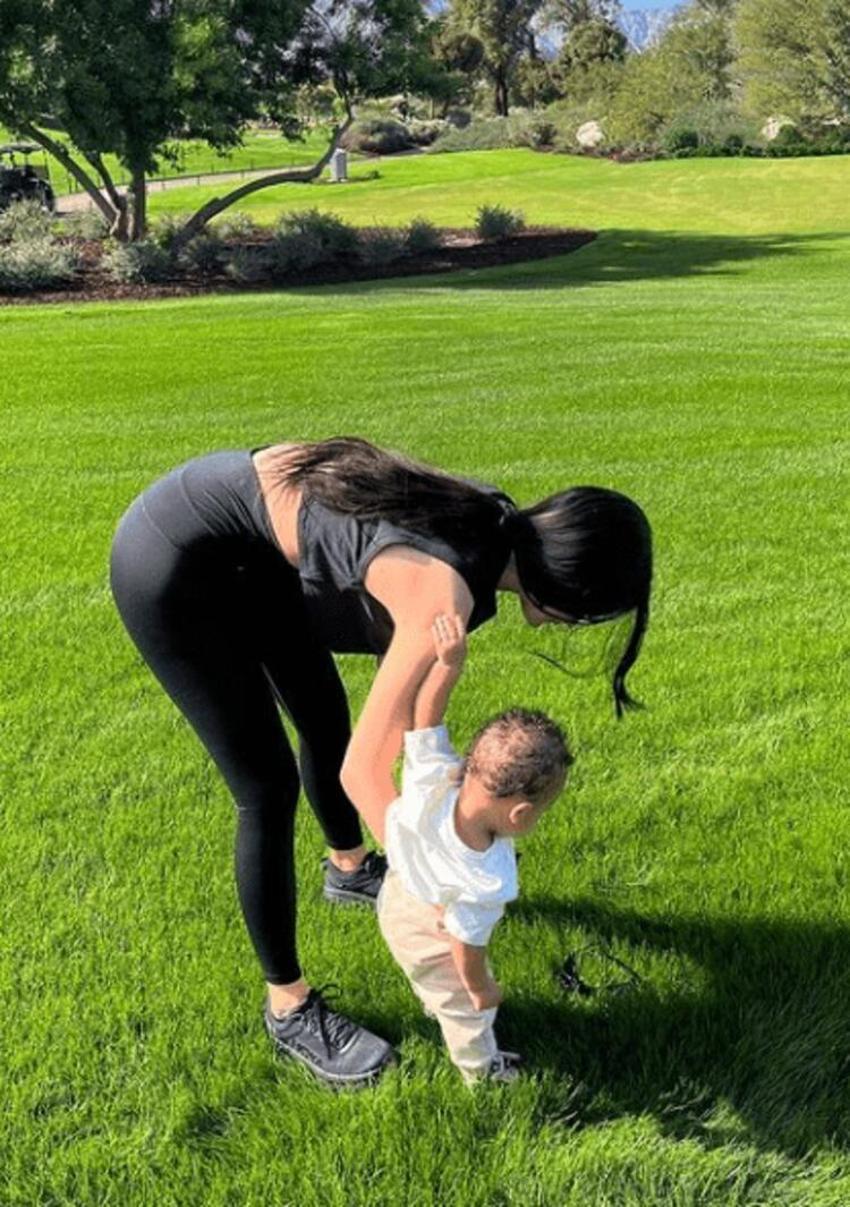 Kylie Jenner sır gibi sakladığı oğlunu paylaştı