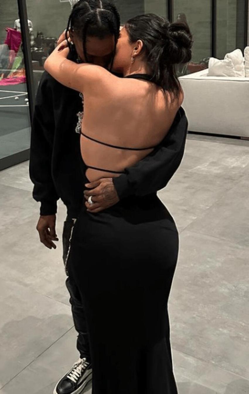 Kylie Jenner sır gibi sakladığı oğlunu paylaştı