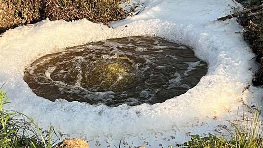 Depremden sonra oldu! Su yanmaya ve köpüklenmeye başladı, gören şaşkına dönüyor