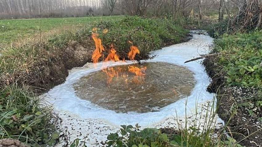 Depremden sonra oldu! Su yanmaya ve köpüklenmeye başladı, gören şaşkına dönüyor