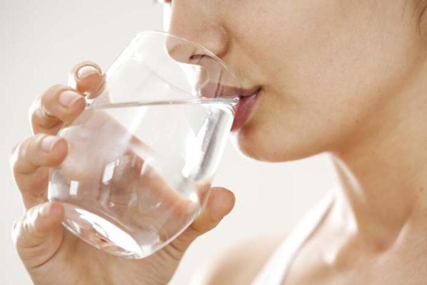 'Günde 2 litre su içilmeli’ efsanesini çürüten araştırma! İşte uzmanların tavsiye ettiği miktar...