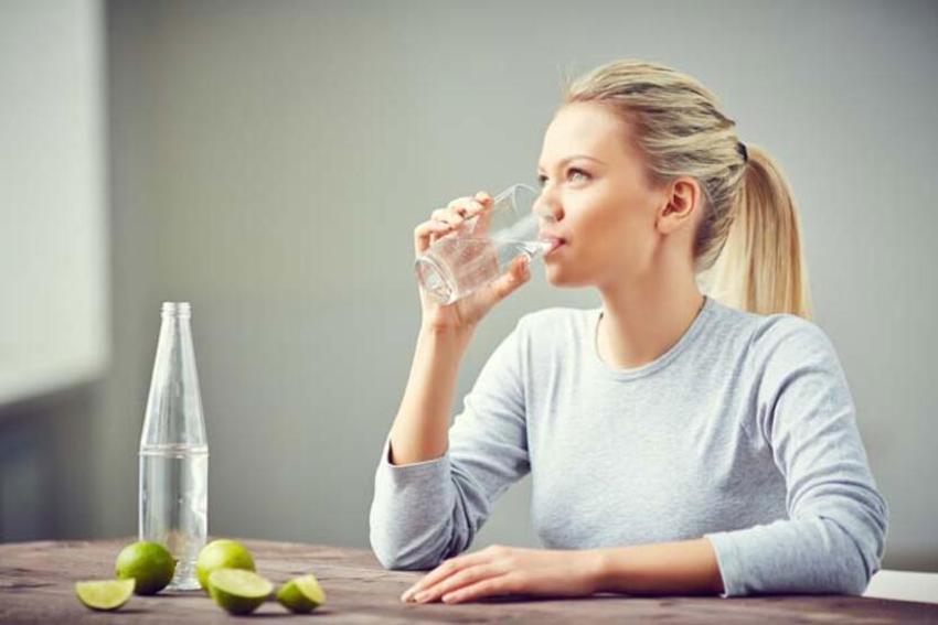 'Günde 2 litre su içilmeli’ efsanesini çürüten araştırma! İşte uzmanların tavsiye ettiği miktar...
