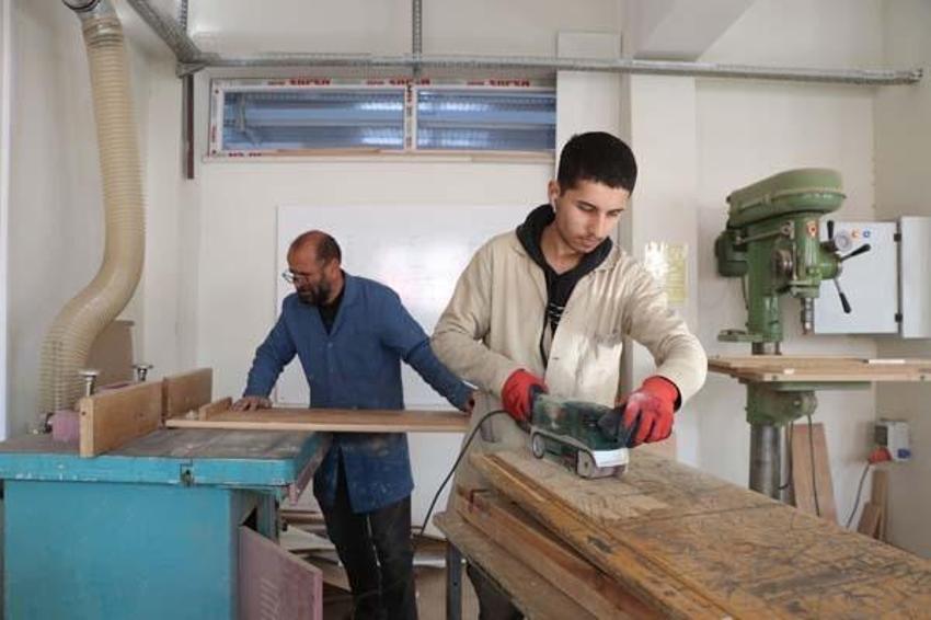 Öğrenciler asgari ücret alıyor, lise fabrika gibi çalışıyor! Yılık cirosu 5,5 milyon lira
