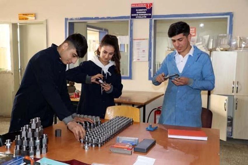 Öğrenciler asgari ücret alıyor, lise fabrika gibi çalışıyor! Yılık cirosu 5,5 milyon lira