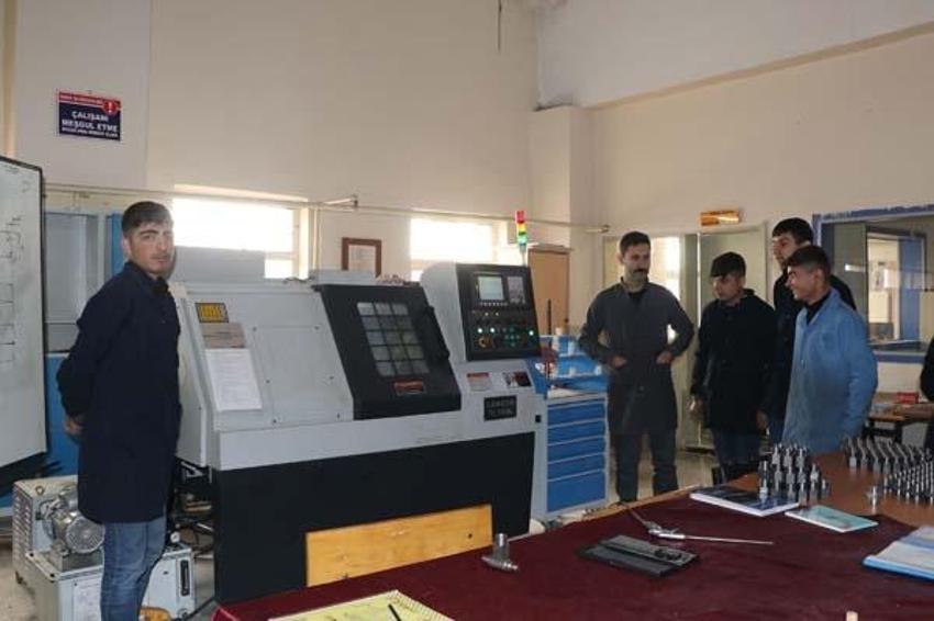 Öğrenciler asgari ücret alıyor, lise fabrika gibi çalışıyor! Yılık cirosu 5,5 milyon lira