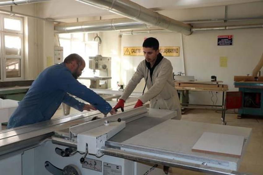 Öğrenciler asgari ücret alıyor, lise fabrika gibi çalışıyor! Yılık cirosu 5,5 milyon lira