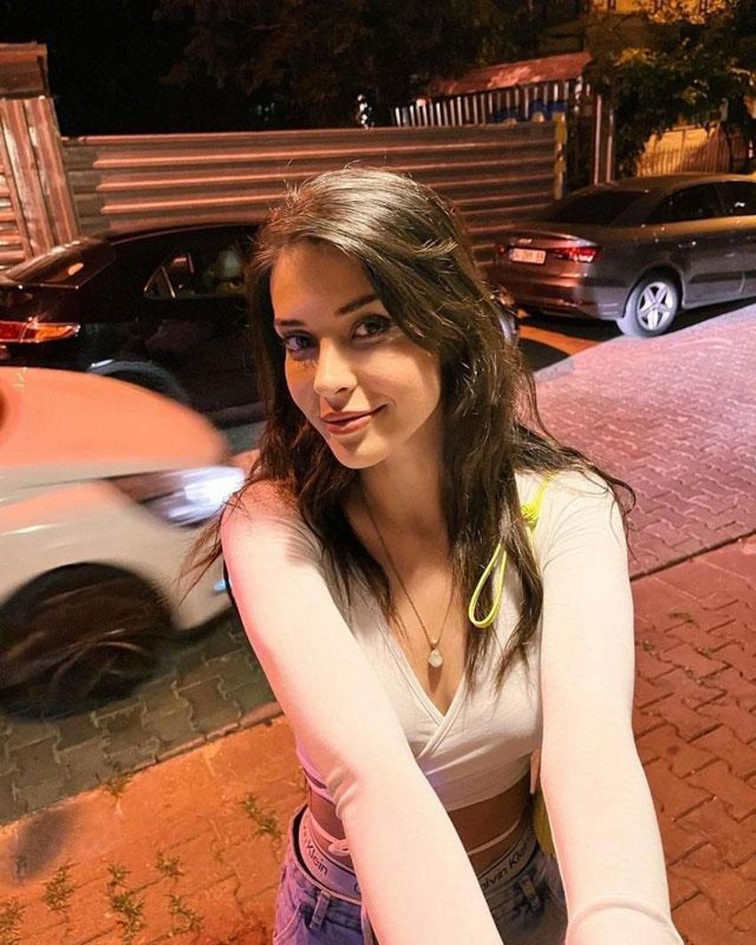 Devrim Özkan cesur pozlarıyla Instagram'da olay oldu!