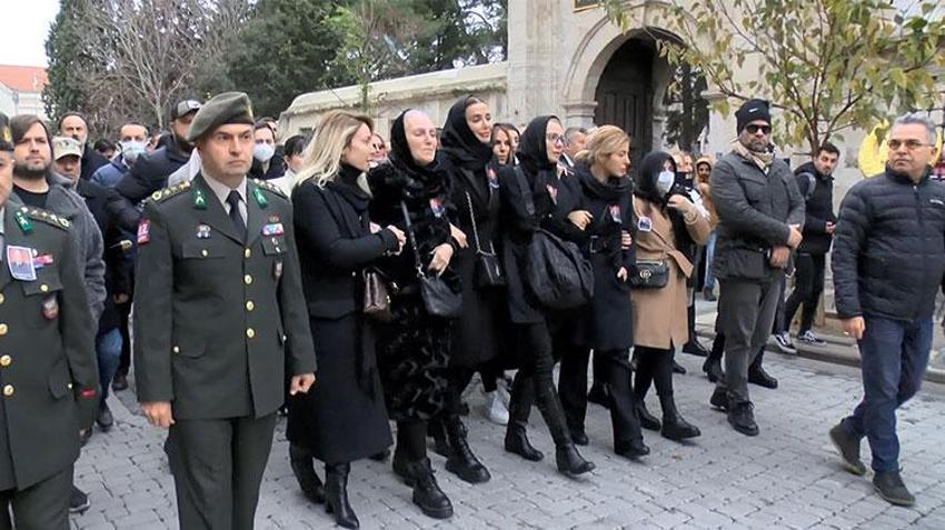 Özge Ulusoy'un babası Haydar Ulusoy son yolculuğuna uğurlandı!