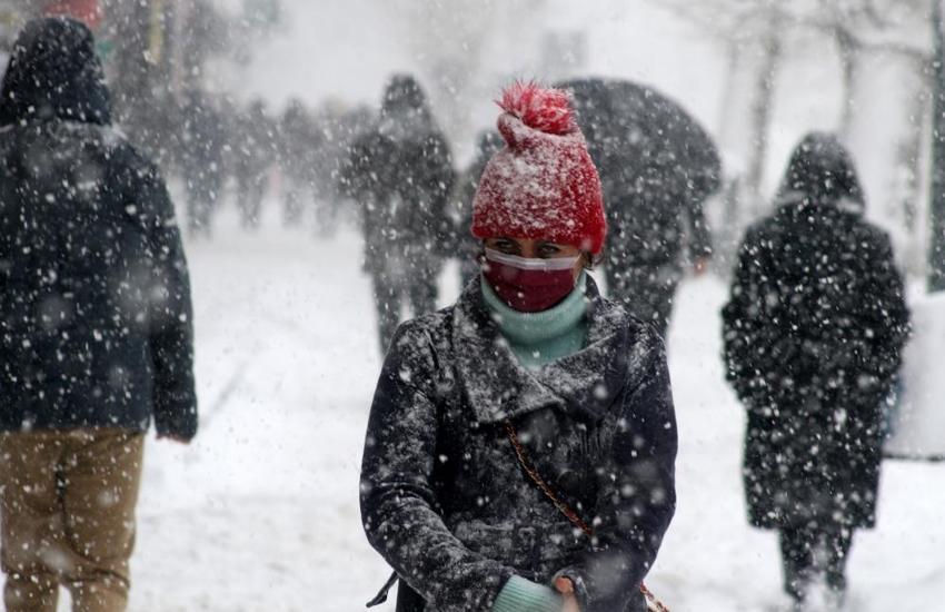 Lapa lapa kar yağışı başladı! Marmara'ya ilk kar düştü, adım adım İstanbul'a geliyor, sıcaklıklar eksiye düşecek, kar alarmı verildi