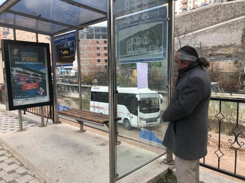 İlkokul öğrencisinin otobüs durağına astığı yazı duygulandırdı