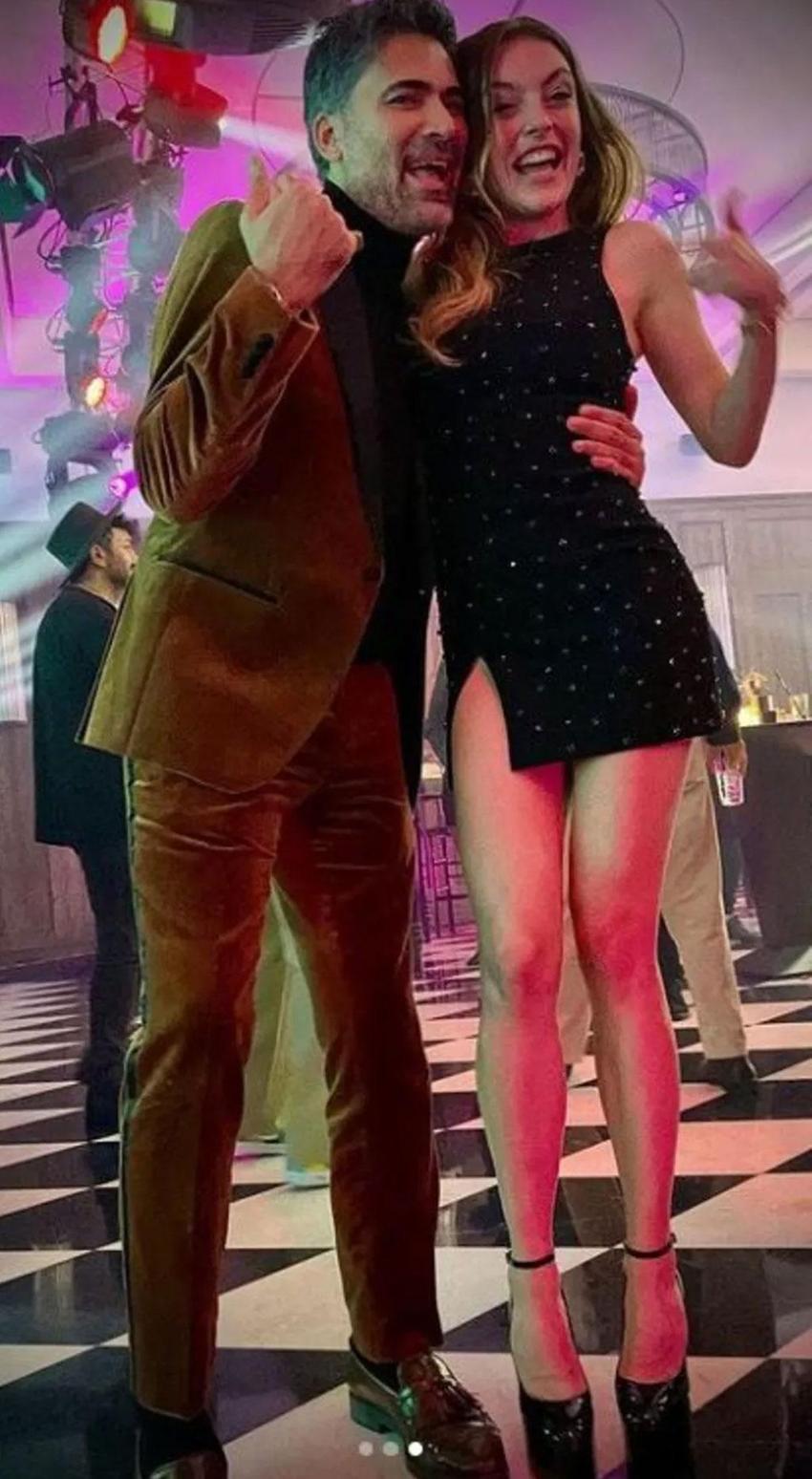 Oyuncu Melis Sezen süper mini elbisesiyle olay oldu!
