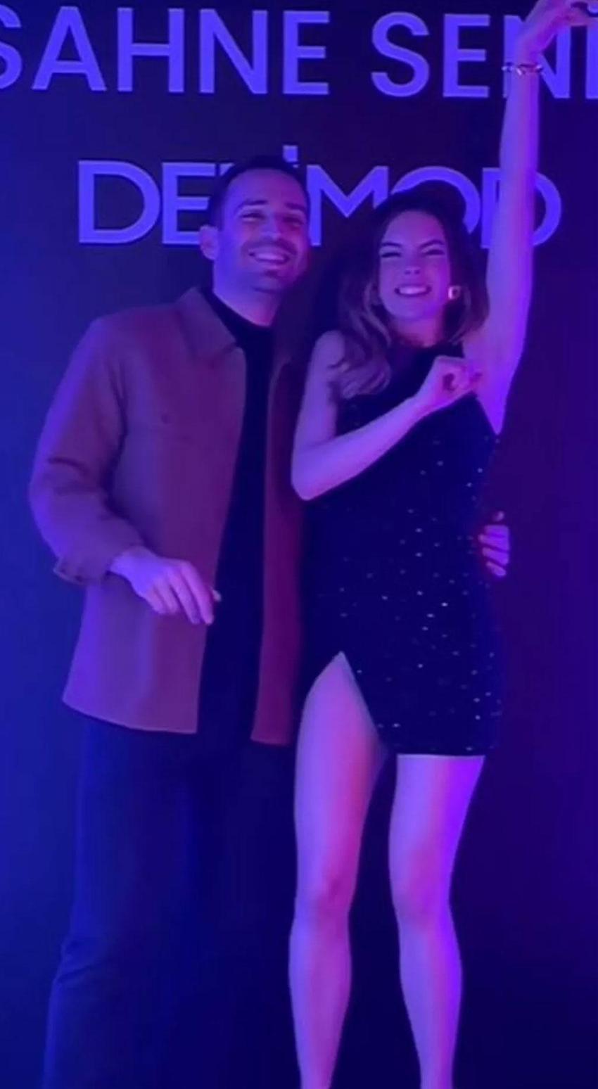 Oyuncu Melis Sezen süper mini elbisesiyle olay oldu!