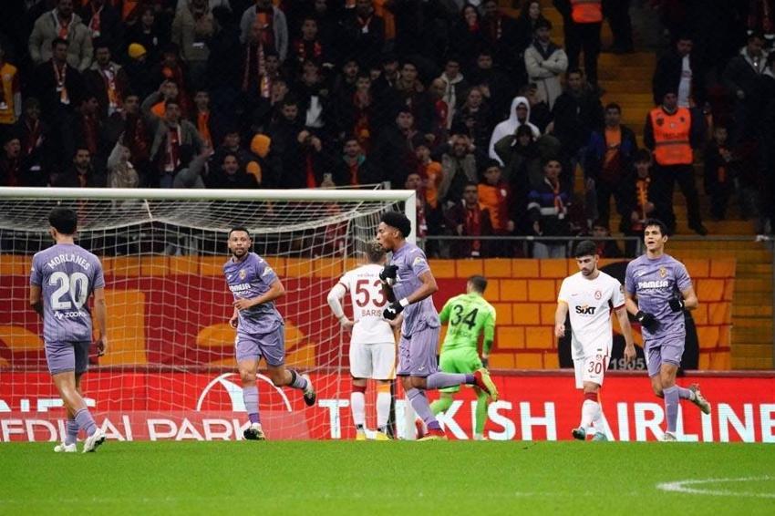 Okan Buruk 3'ünün de hesabını kesti! Galatasaray'da peş peşe ayrılıklar...