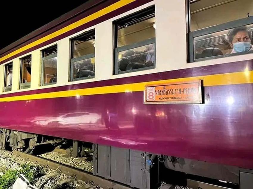 Tayland'da bariyerleri aşmaya çalışan araca tren çarptı: 3 ölü, 1 yaralı  