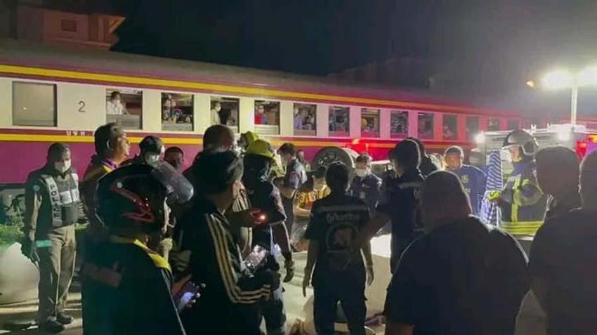 Tayland'da bariyerleri aşmaya çalışan araca tren çarptı: 3 ölü, 1 yaralı  