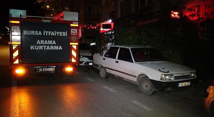 Şiddetli lodosun etkisiyle kırılan ağaç, park halindeki otomobilin üzerine düştü