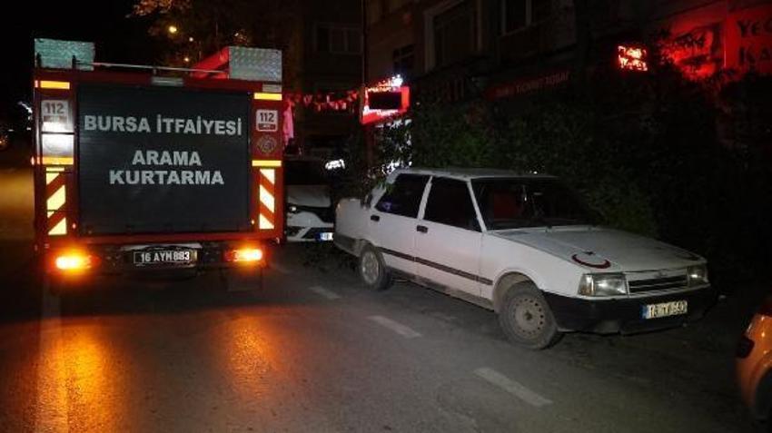 Şiddetli lodosun etkisiyle kırılan ağaç, park halindeki otomobilin üzerine düştü
