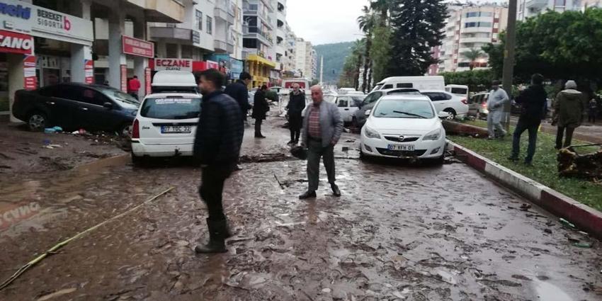 Antalya'da sel felaketi! Her yeri su bastı