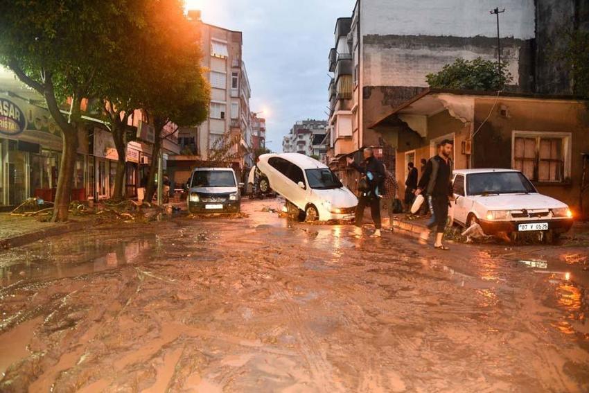 Antalya'da sel felaketi! Her yeri su bastı