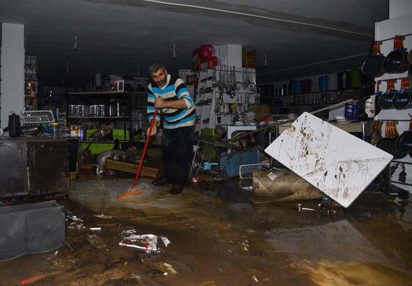 Antalya'da sel felaketi! Her yeri su bastı