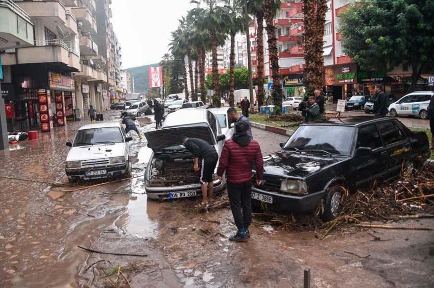 Antalya'da sel felaketi! Her yeri su bastı