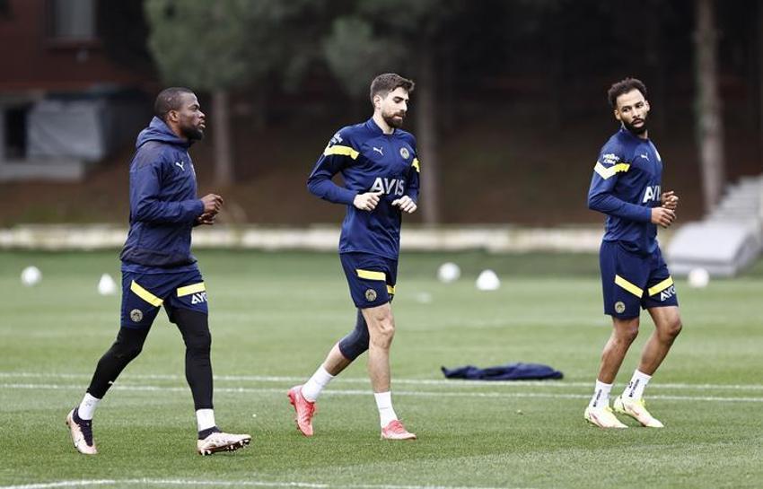 Fenerbahçe golcü oyuncu için büyük yarışta! Bomba iddia geldi, işler karışıyor