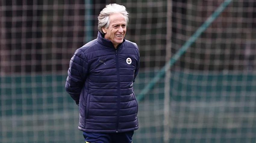 Fenerbahçe golcü oyuncu için büyük yarışta! Bomba iddia geldi, işler karışıyor