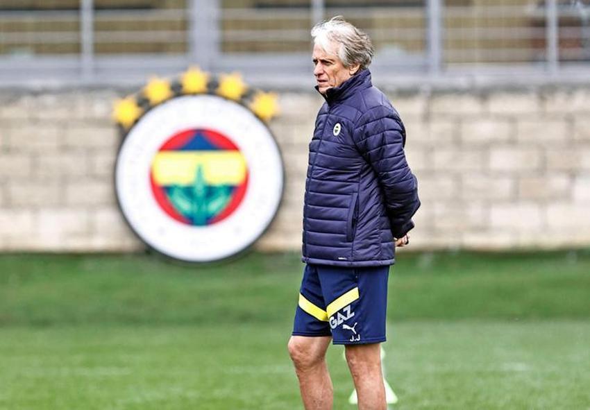 Fenerbahçe golcü oyuncu için büyük yarışta! Bomba iddia geldi, işler karışıyor