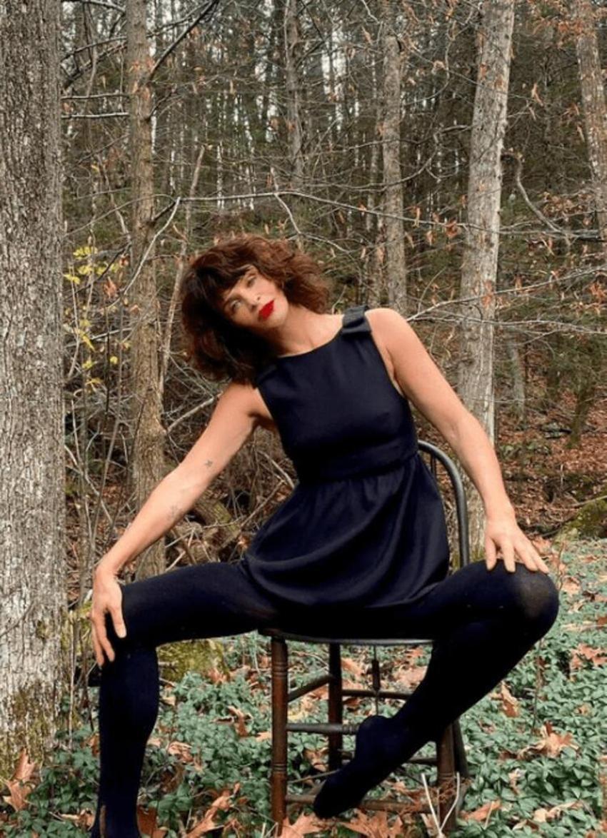 Helena Christensen evinin bahçesinden cesur bir poz paylaştı!