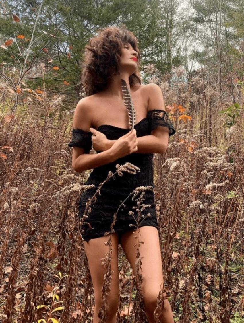 Helena Christensen evinin bahçesinden cesur bir poz paylaştı!