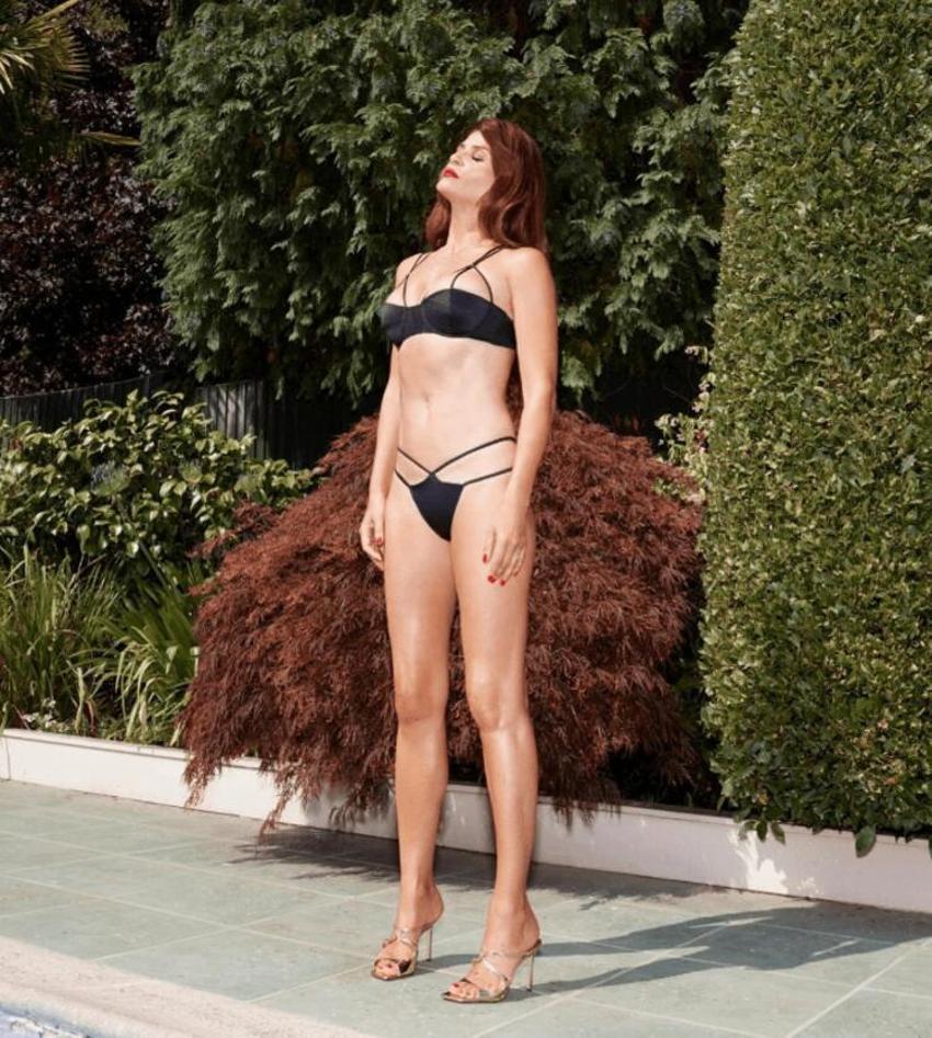 Helena Christensen evinin bahçesinden cesur bir poz paylaştı!